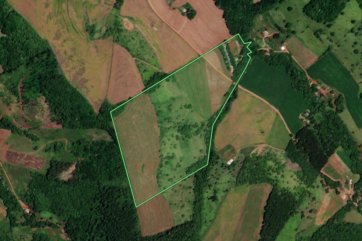Imagem de satélite do imóvel rural em Salto do Lontra (PR), com o contorno declarado no CAR desenhado por cima.