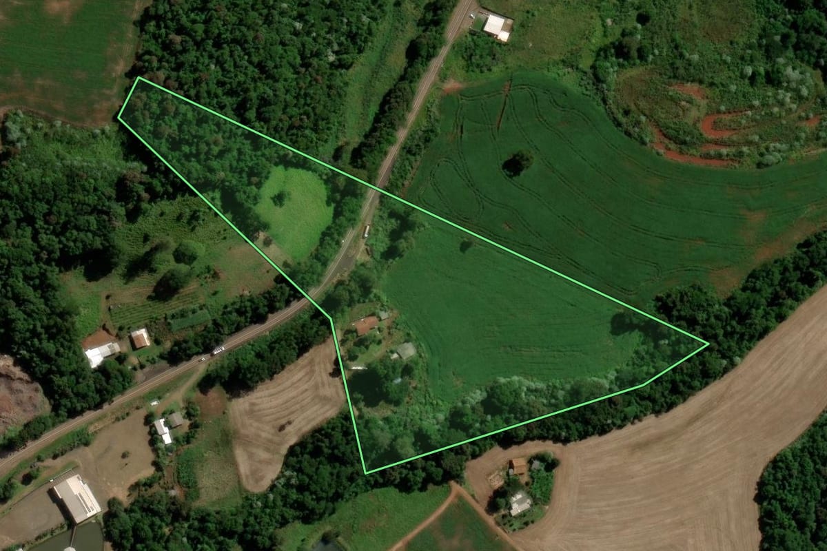 Imagem de satélite do imóvel rural em Salto do Lontra (PR), com o contorno declarado no CAR desenhado por cima.