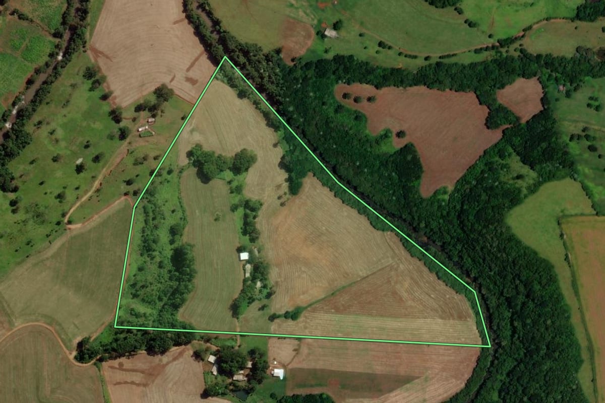 Imagem de satélite do imóvel rural em Salto do Lontra (PR), com o contorno declarado no CAR desenhado por cima.