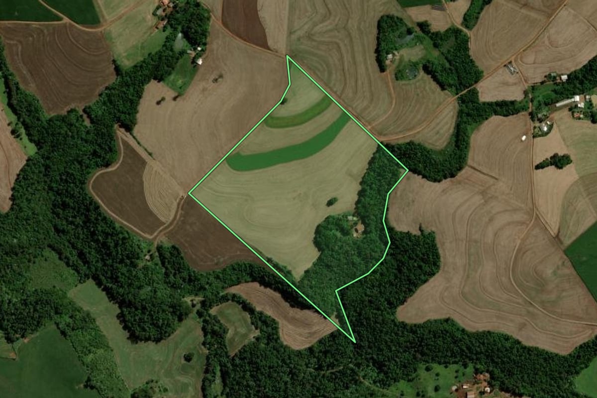 Imagem de satélite do imóvel rural em Salto do Lontra (PR), com o contorno declarado no CAR desenhado por cima.