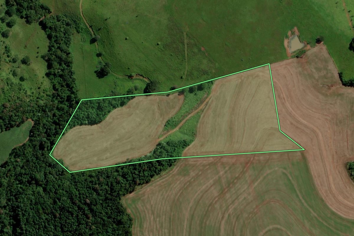 Imagem de satélite do imóvel rural em Salto do Lontra (PR), com o contorno declarado no CAR desenhado por cima.