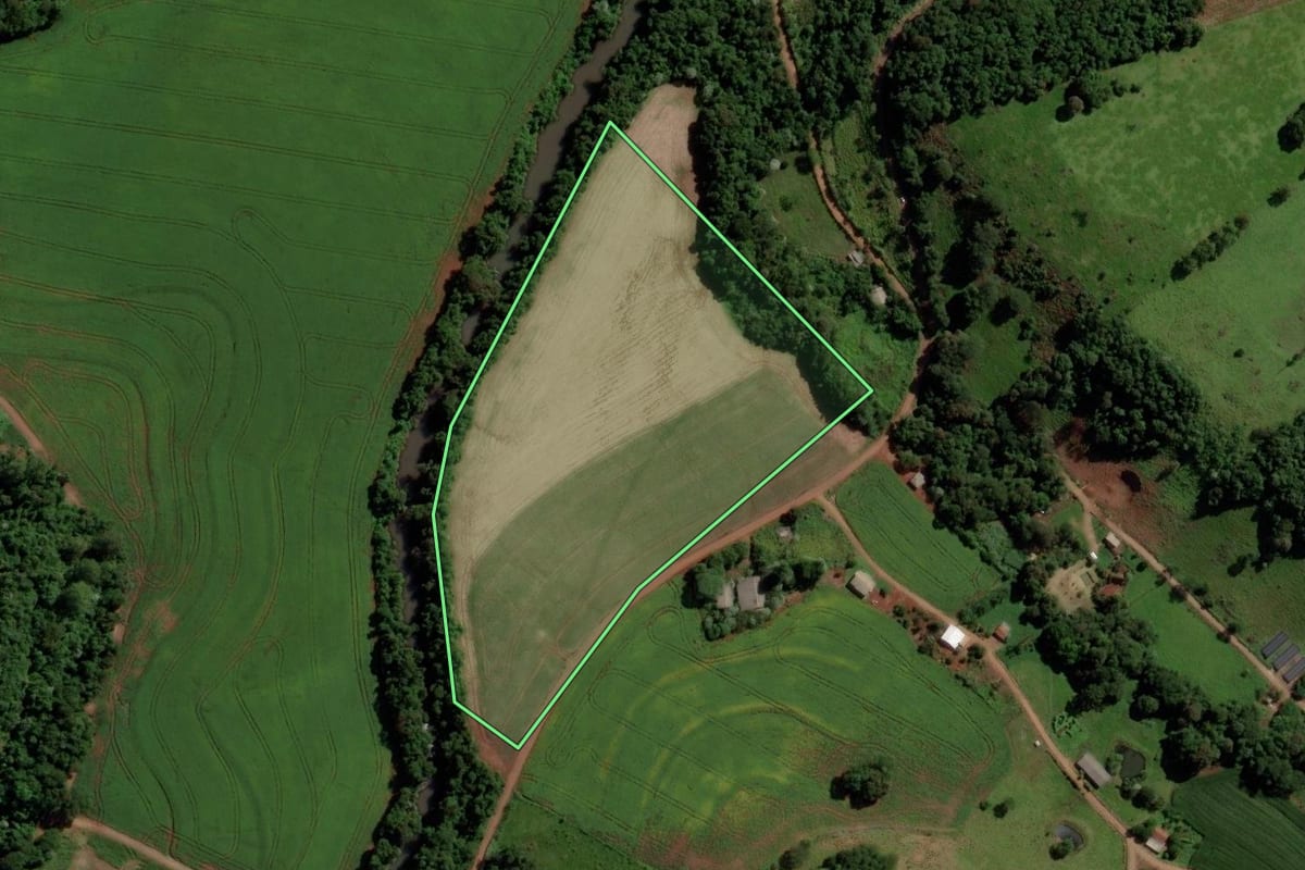 Imagem de satélite do imóvel rural em Salto do Lontra (PR), com o contorno declarado no CAR desenhado por cima.