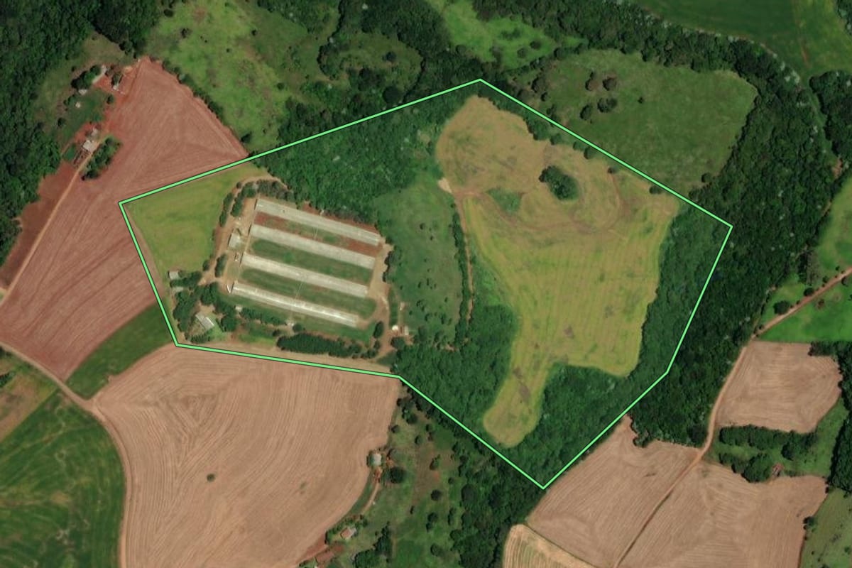 Imagem de satélite do imóvel rural em Salto do Lontra (PR), com o contorno declarado no CAR desenhado por cima.