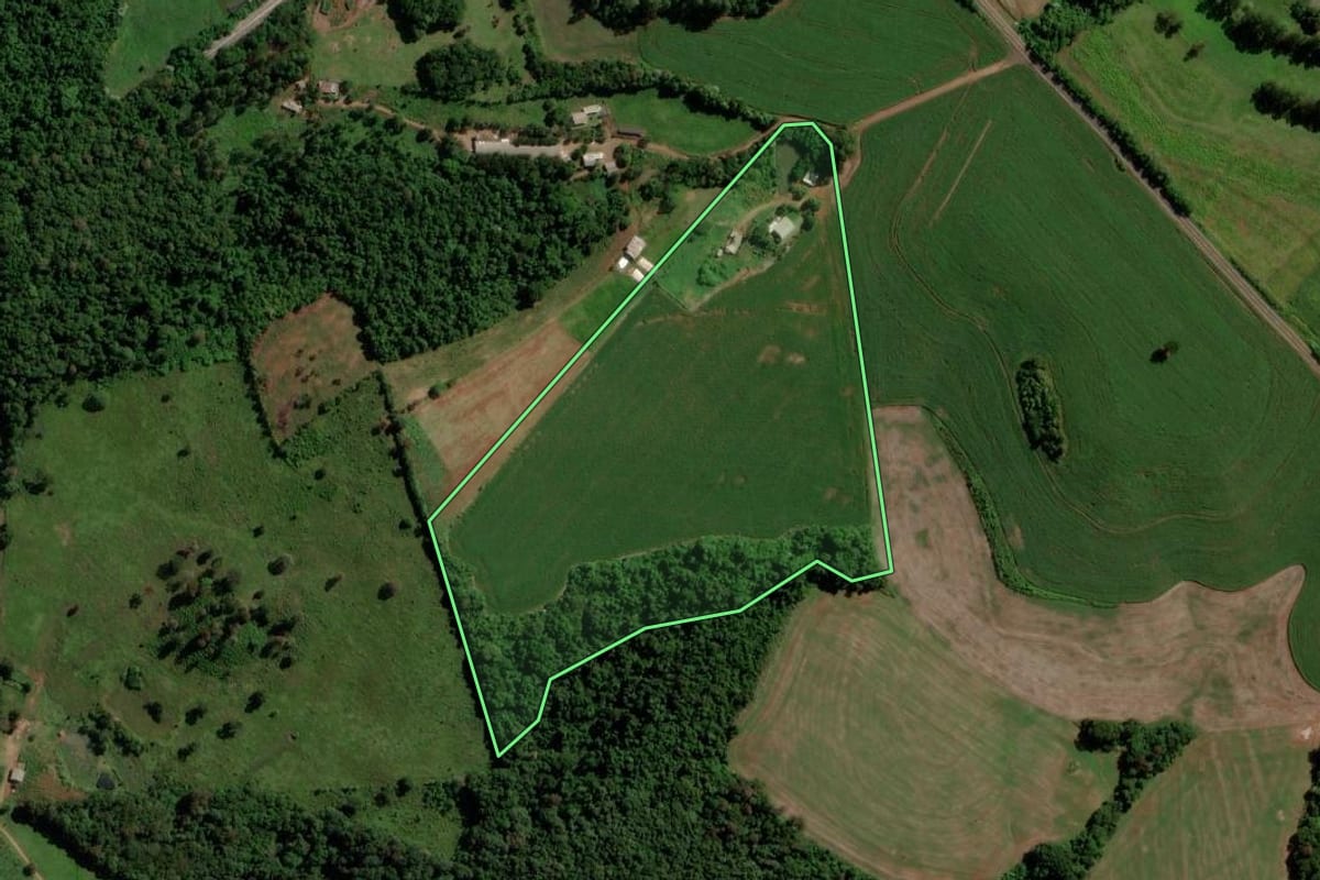 Imagem de satélite do imóvel rural em Salto do Lontra (PR), com o contorno declarado no CAR desenhado por cima.