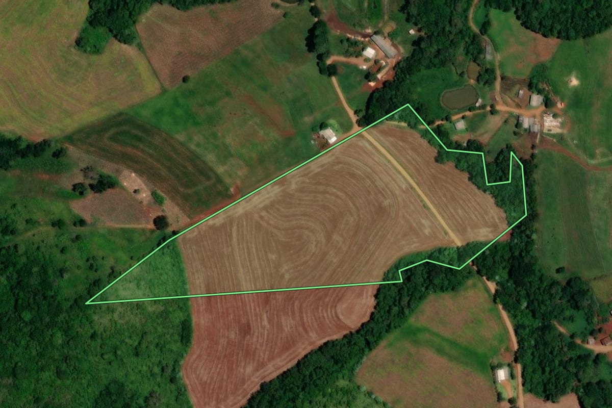 Imagem de satélite do imóvel rural em Salto do Lontra (PR), com o contorno declarado no CAR desenhado por cima.