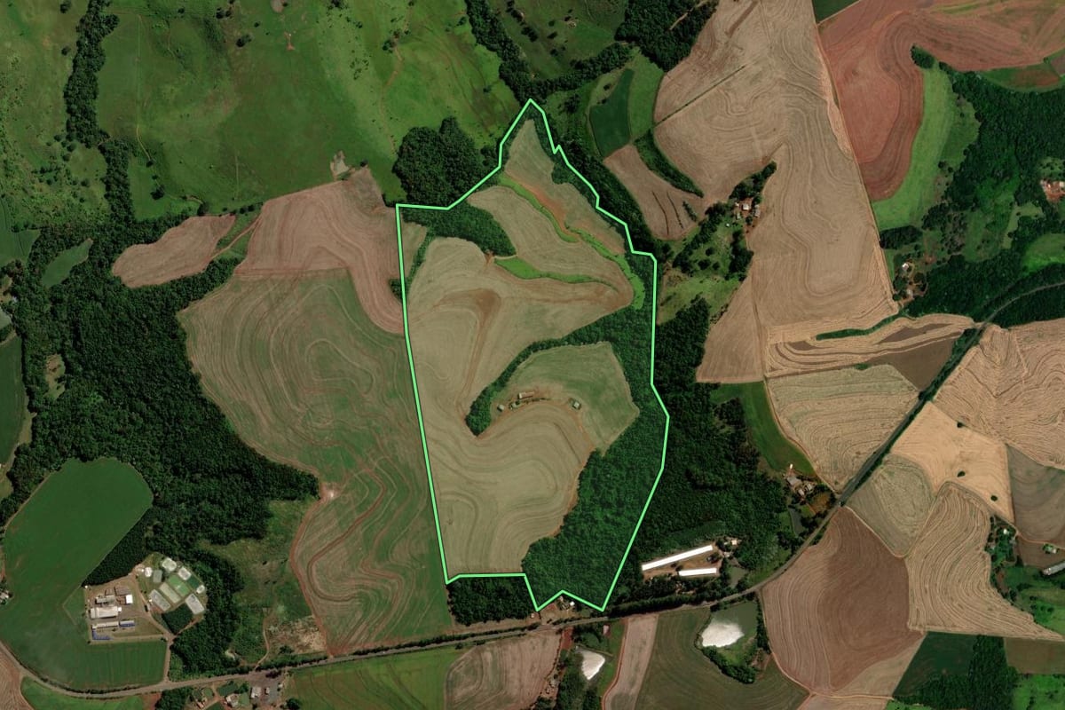 Imagem de satélite do imóvel rural em Salto do Lontra (PR), com o contorno declarado no CAR desenhado por cima.