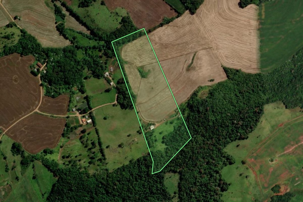 Imagem de satélite do imóvel rural em Salto do Lontra (PR), com o contorno declarado no CAR desenhado por cima.