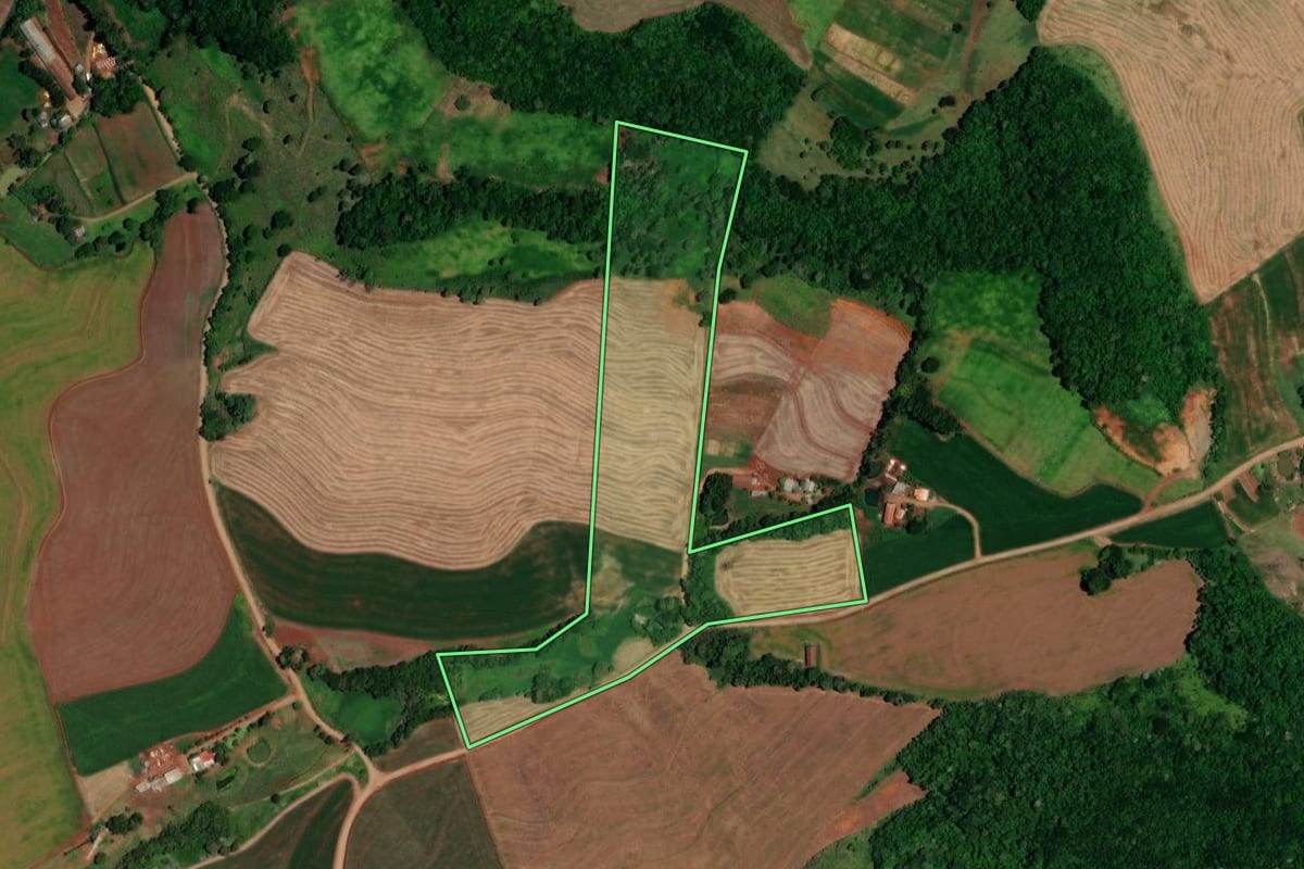 Imagem de satélite do imóvel rural em Salto do Lontra (PR), com o contorno declarado no CAR desenhado por cima.