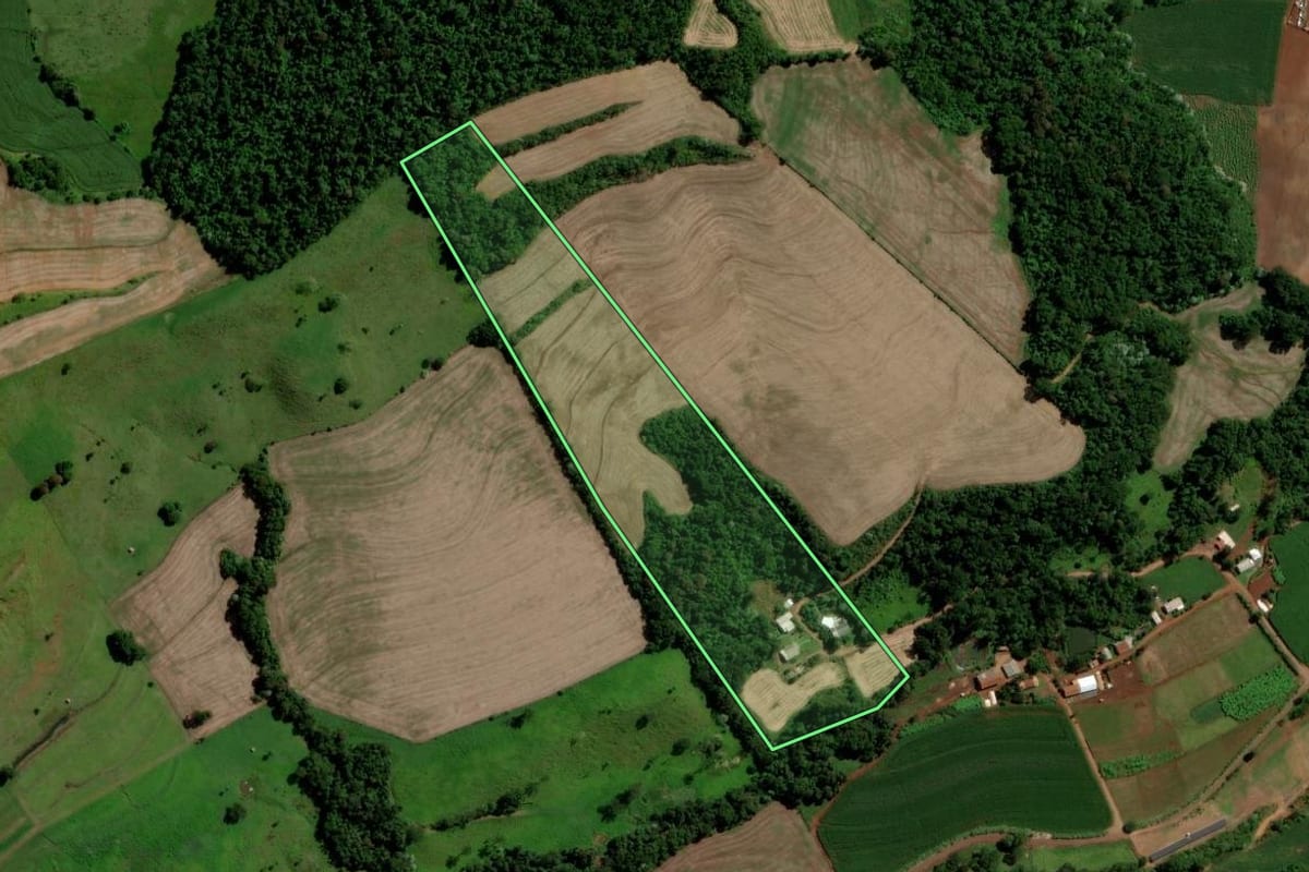 Imagem de satélite do imóvel rural em Salto do Lontra (PR), com o contorno declarado no CAR desenhado por cima.
