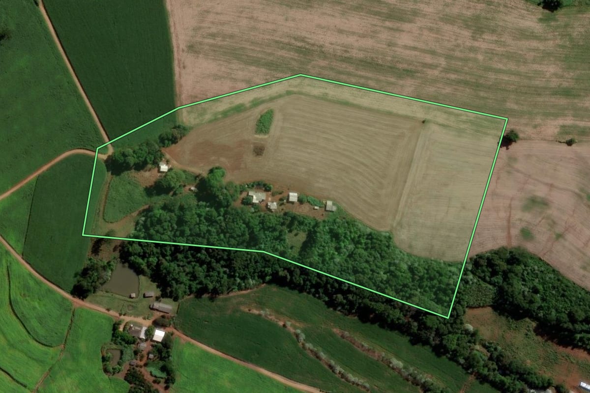Imagem de satélite do imóvel rural em Salto do Lontra (PR), com o contorno declarado no CAR desenhado por cima.