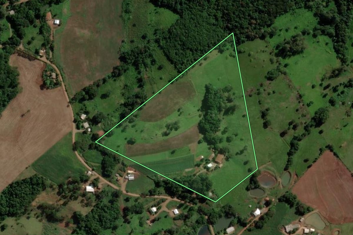 Imagem de satélite do imóvel rural em Salto do Lontra (PR), com o contorno declarado no CAR desenhado por cima.