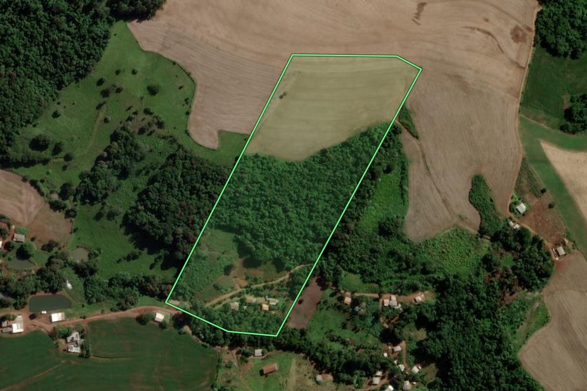 Imagem de satélite do imóvel rural em Salto do Lontra (PR), com o contorno declarado no CAR desenhado por cima.