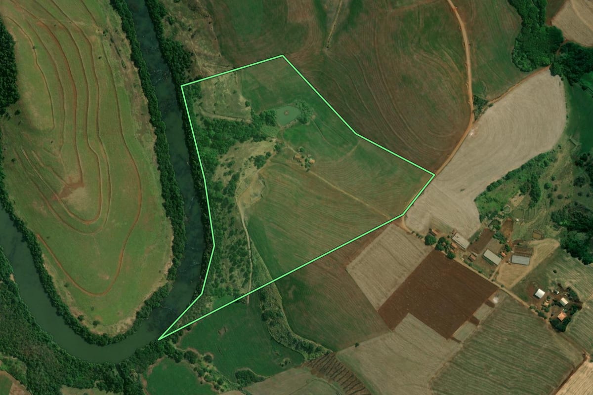Imagem de satélite do imóvel rural em Santa Amélia (PR), com o contorno declarado no CAR desenhado por cima.