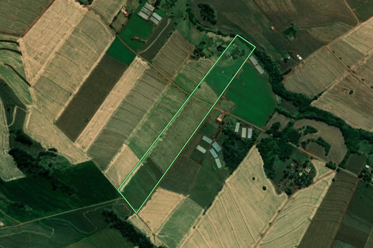 Imagem de satélite do imóvel rural em Santa Amélia (PR), com o contorno declarado no CAR desenhado por cima.