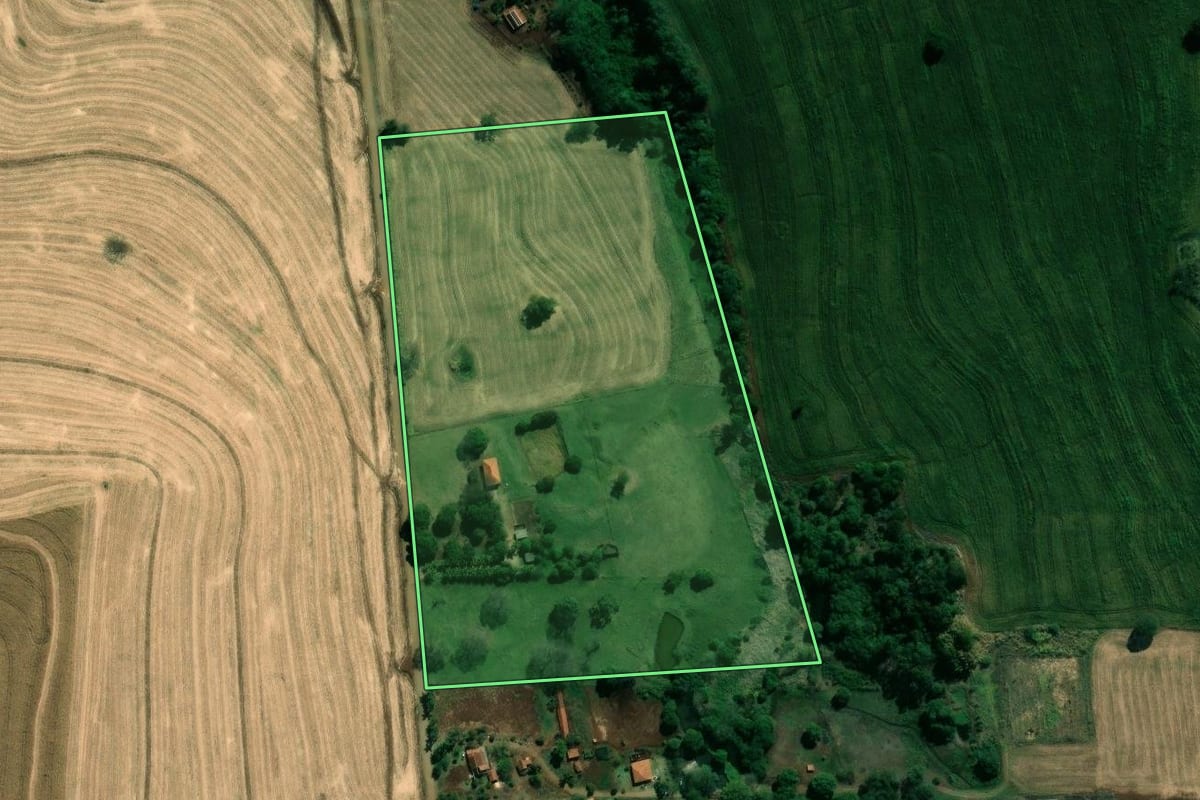 Imagem de satélite do imóvel rural em Santa Amélia (PR), com o contorno declarado no CAR desenhado por cima.