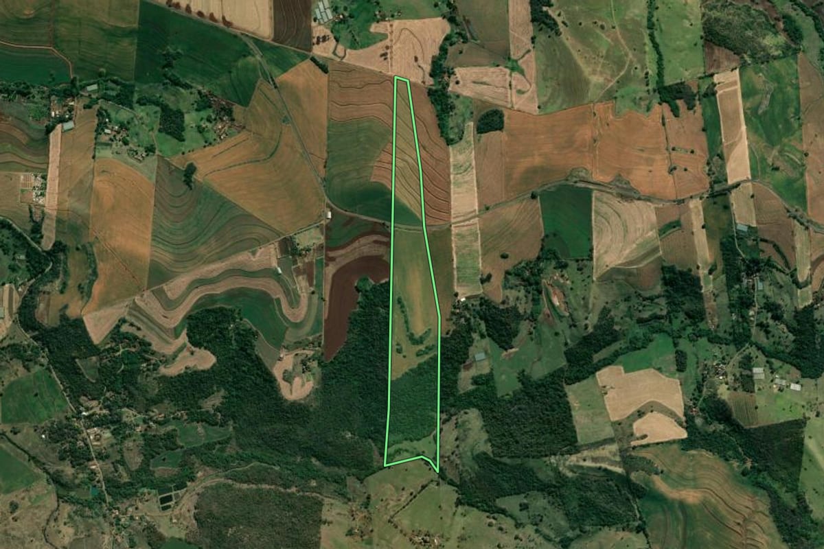 Imagem de satélite do imóvel rural em Santa Amélia (PR), com o contorno declarado no CAR desenhado por cima.