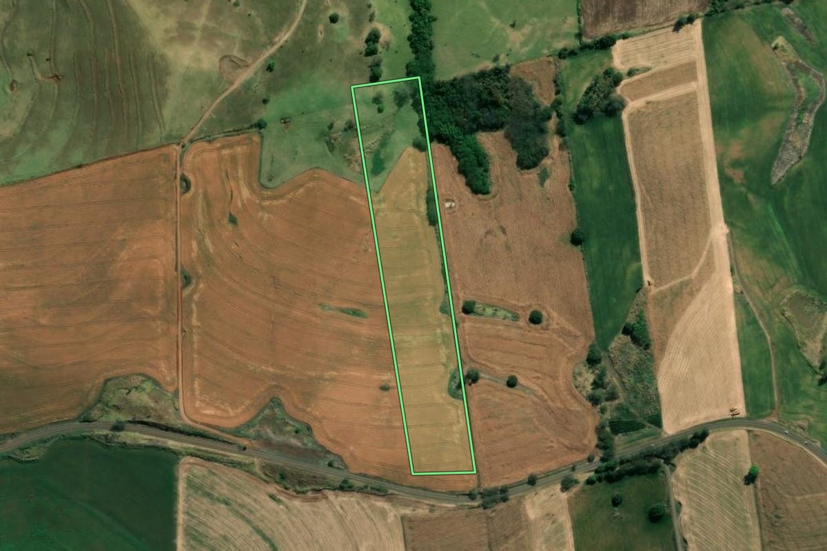 Imagem de satélite do imóvel rural em Santa Amélia (PR), com o contorno declarado no CAR desenhado por cima.