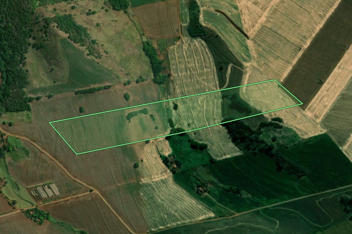 Imagem de satélite do imóvel rural em Santa Amélia (PR), com o contorno declarado no CAR desenhado por cima.