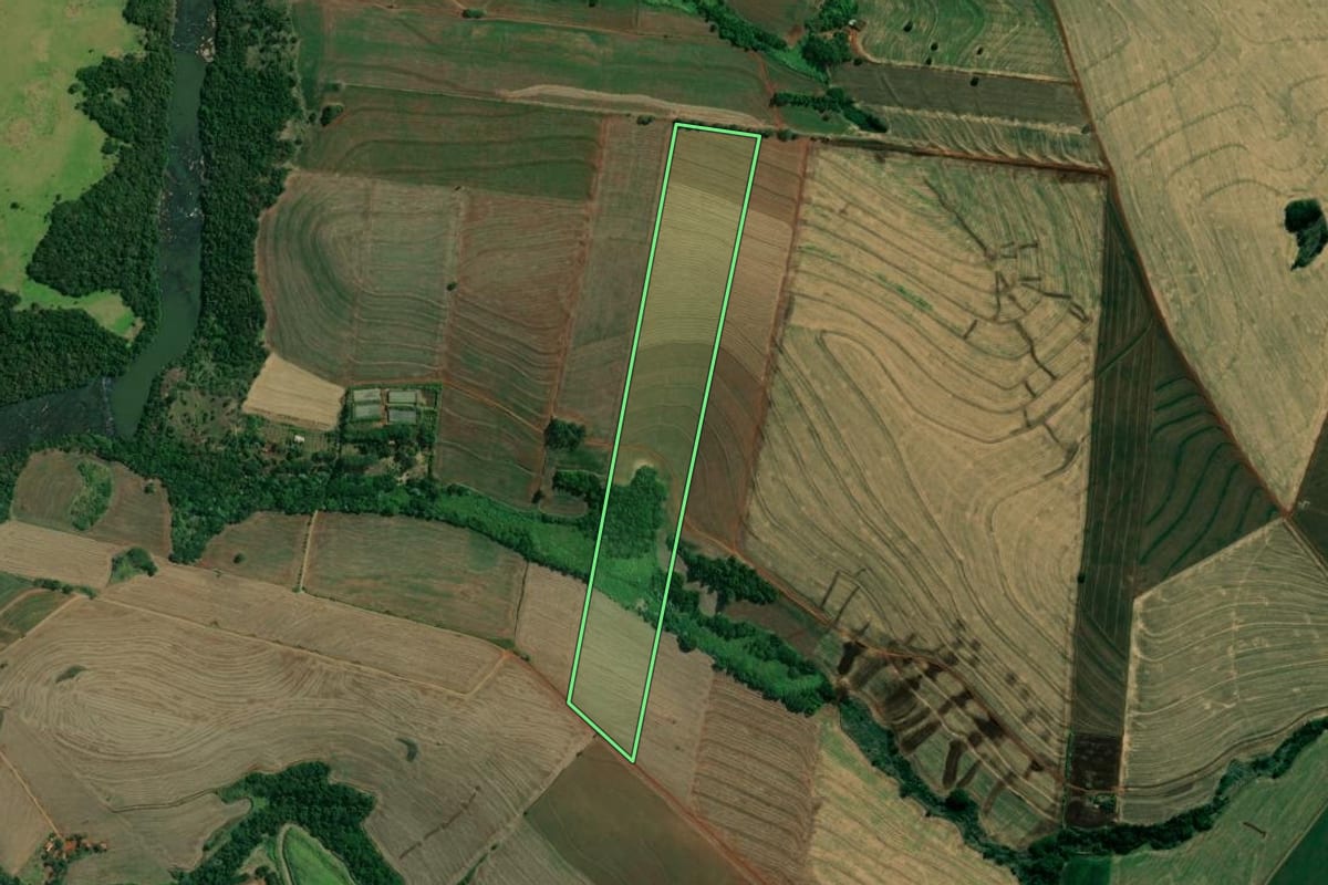 Imagem de satélite do imóvel rural em Santa Amélia (PR), com o contorno declarado no CAR desenhado por cima.