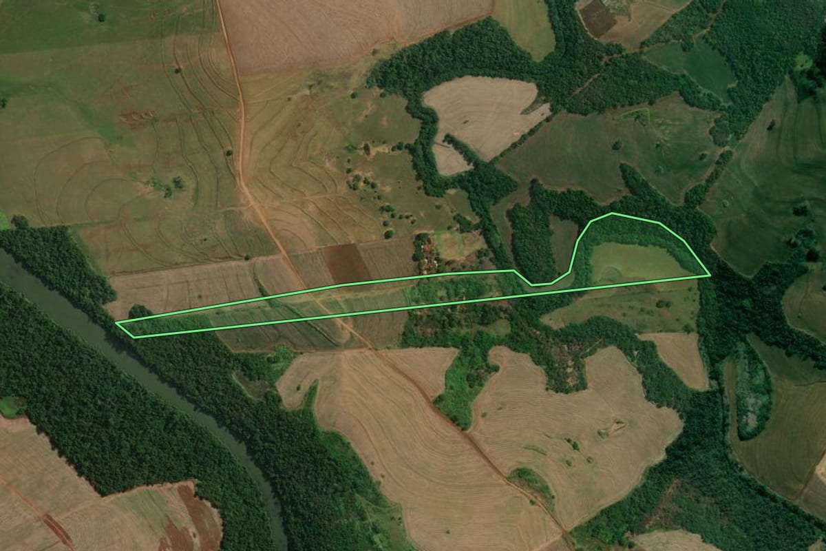 Imagem de satélite do imóvel rural em Santa Amélia (PR), com o contorno declarado no CAR desenhado por cima.