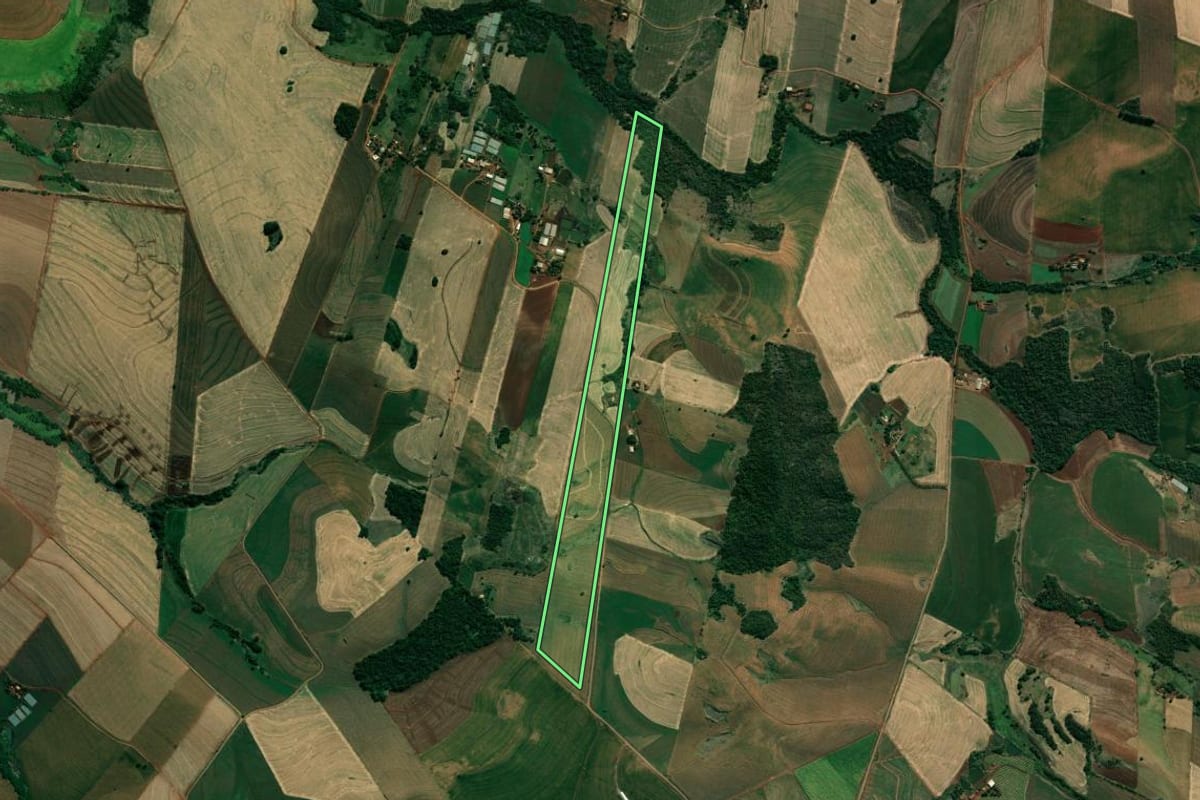 Imagem de satélite do imóvel rural em Santa Amélia (PR), com o contorno declarado no CAR desenhado por cima.