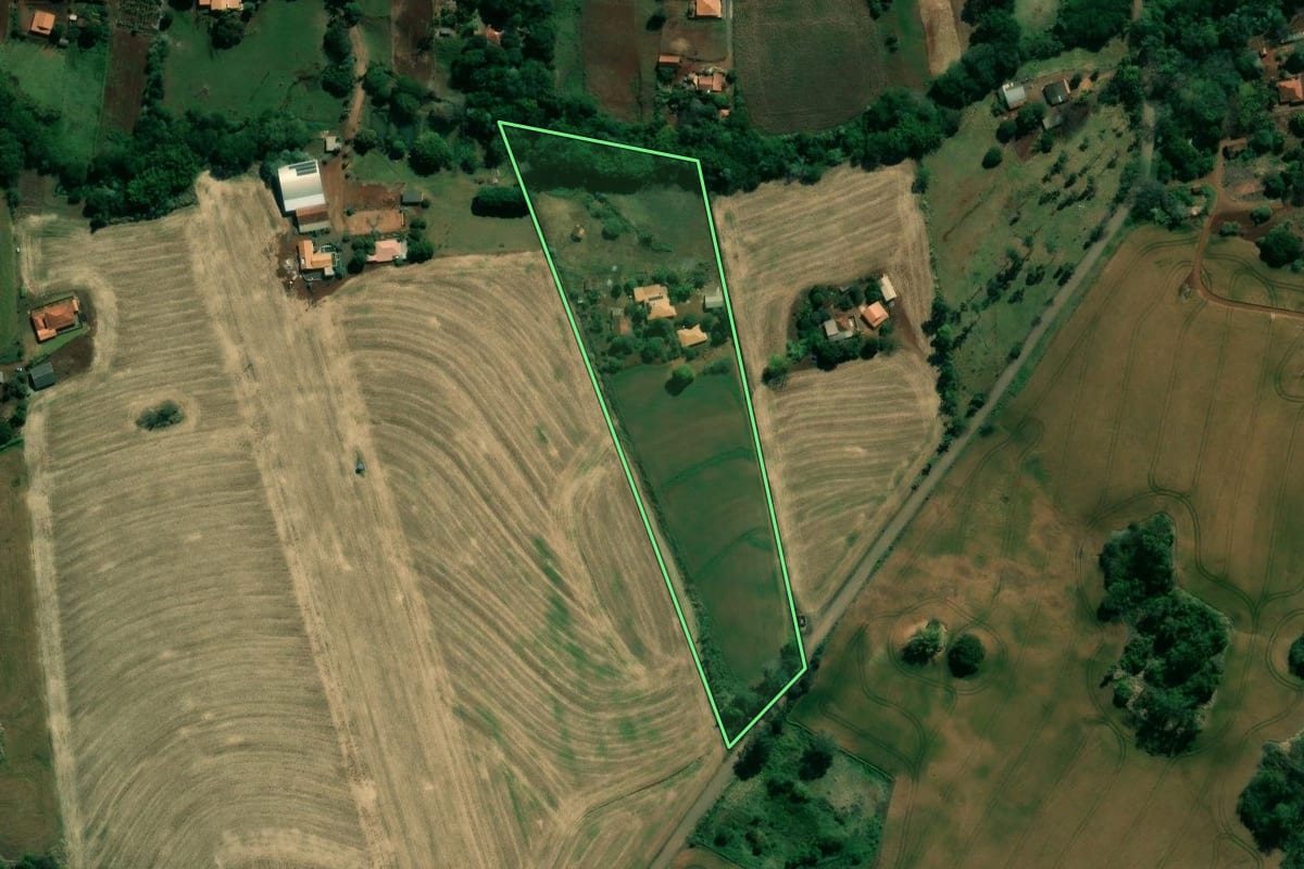 Imagem de satélite do imóvel rural em Santa Amélia (PR), com o contorno declarado no CAR desenhado por cima.