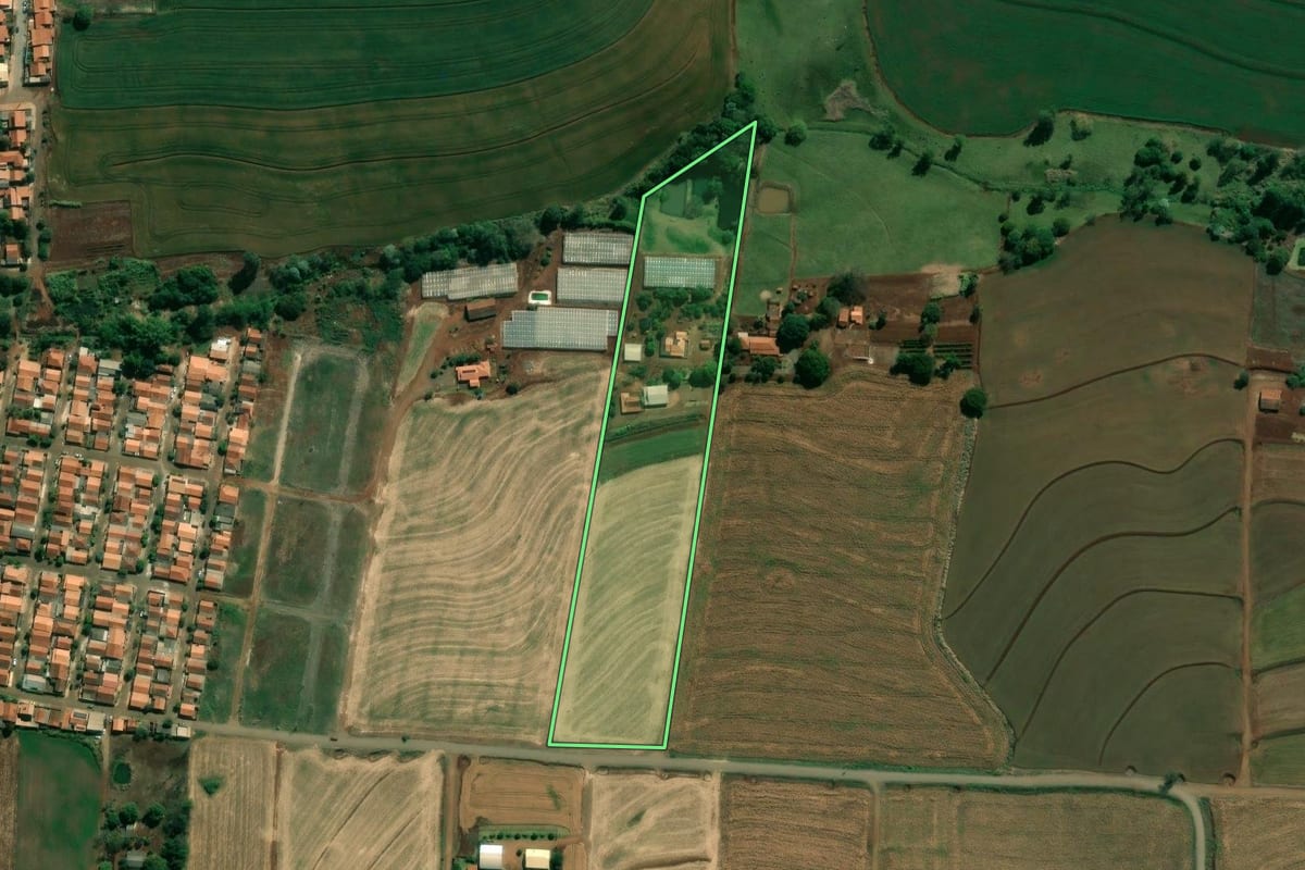 Imagem de satélite do imóvel rural em Santa Amélia (PR), com o contorno declarado no CAR desenhado por cima.