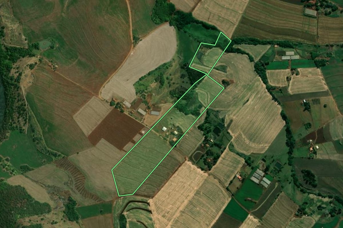 Imagem de satélite do imóvel rural em Santa Amélia (PR), com o contorno declarado no CAR desenhado por cima.