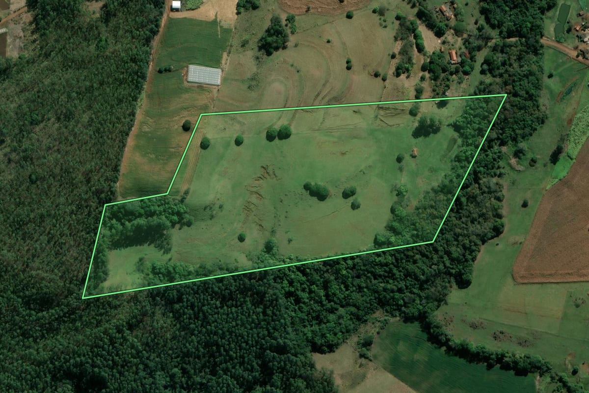 Imagem de satélite do imóvel rural em Santa Amélia (PR), com o contorno declarado no CAR desenhado por cima.
