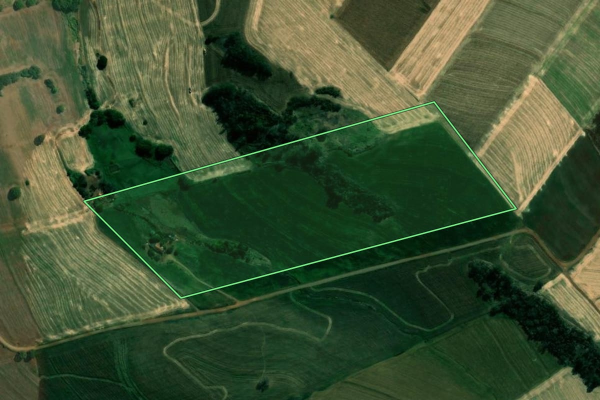 Imagem de satélite do imóvel rural em Santa Amélia (PR), com o contorno declarado no CAR desenhado por cima.