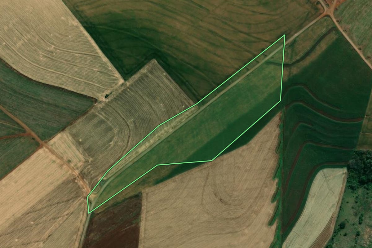 Imagem de satélite do imóvel rural em Santa Amélia (PR), com o contorno declarado no CAR desenhado por cima.