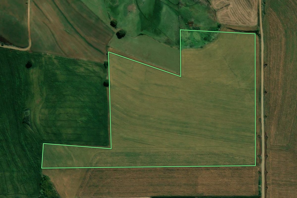 Imagem de satélite do imóvel rural em Santa Amélia (PR), com o contorno declarado no CAR desenhado por cima.