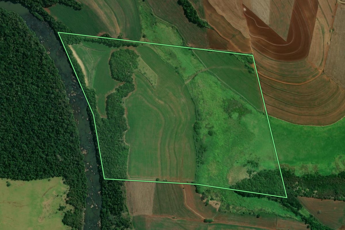 Imagem de satélite do imóvel rural em Santa Amélia (PR), com o contorno declarado no CAR desenhado por cima.