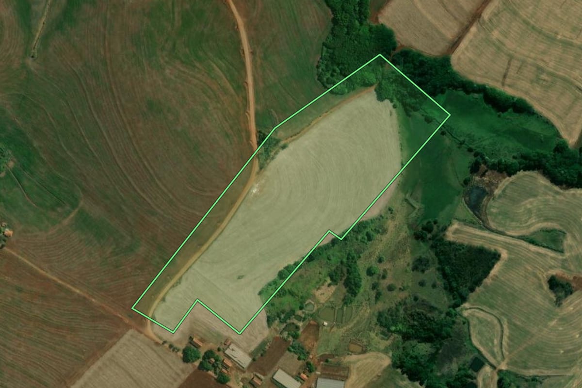 Imagem de satélite do imóvel rural em Santa Amélia (PR), com o contorno declarado no CAR desenhado por cima.