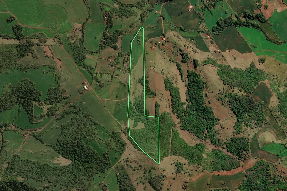 Imagem de satélite do imóvel rural em Santa Cecília do Pavão (PR), com o contorno declarado no CAR desenhado por cima.
