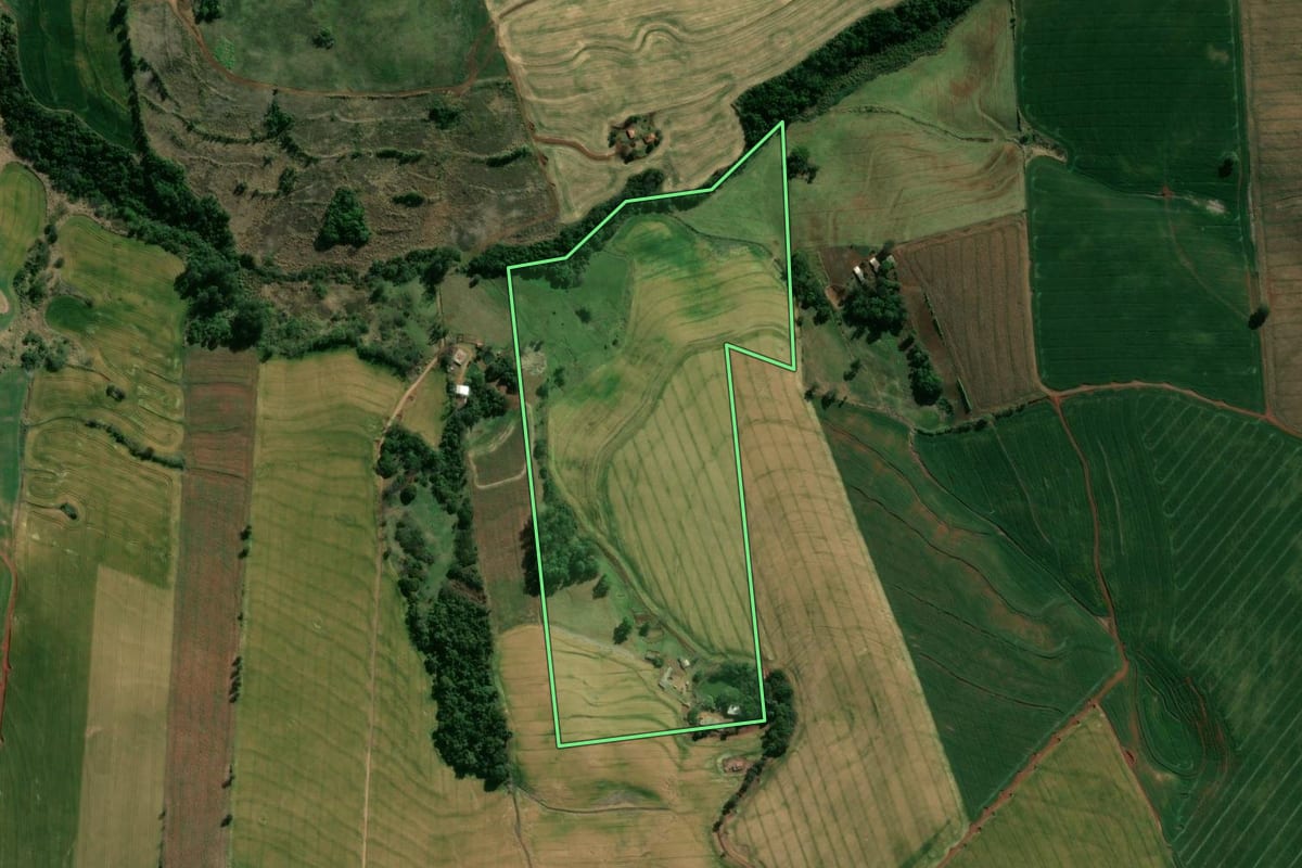 Imagem de satélite do imóvel rural em Santa Cecília do Pavão (PR), com o contorno declarado no CAR desenhado por cima.