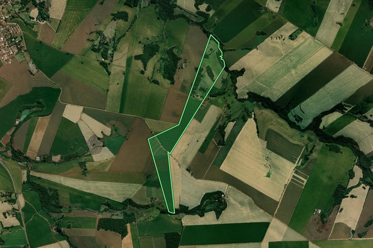 Imagem de satélite do imóvel rural em Santa Cecília do Pavão (PR), com o contorno declarado no CAR desenhado por cima.
