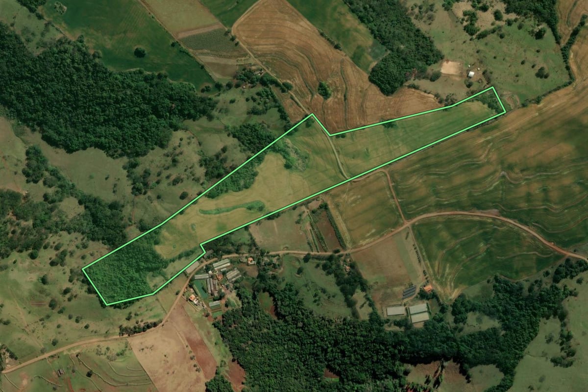 Imagem de satélite do imóvel rural em Santa Cecília do Pavão (PR), com o contorno declarado no CAR desenhado por cima.