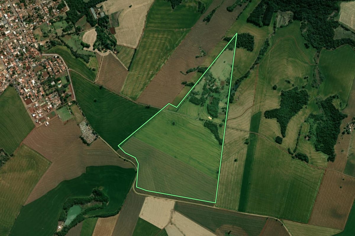Imagem de satélite do imóvel rural em Santa Cecília do Pavão (PR), com o contorno declarado no CAR desenhado por cima.