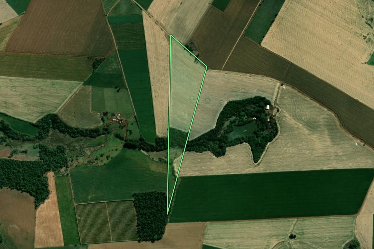 Imagem de satélite do imóvel rural em Santa Cecília do Pavão (PR), com o contorno declarado no CAR desenhado por cima.