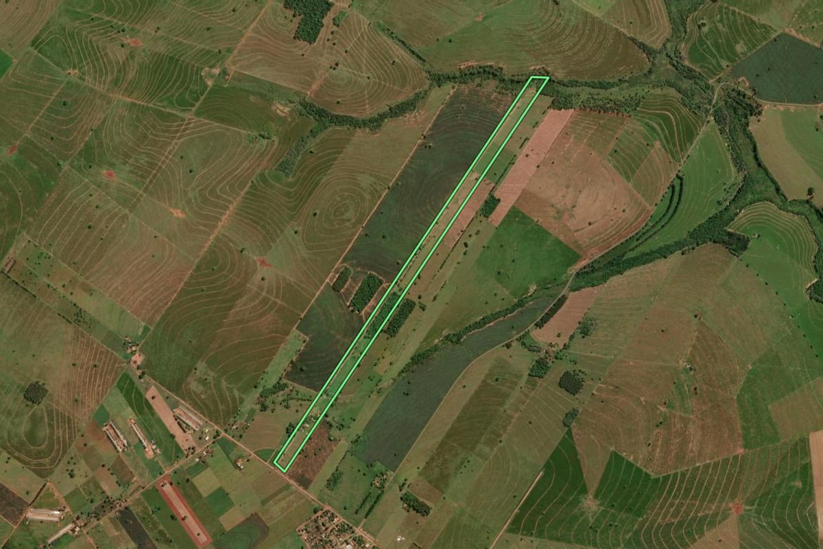 Imagem de satélite do imóvel rural em Santa Cruz de Monte Castelo (PR), com o contorno declarado no CAR desenhado por cima.
