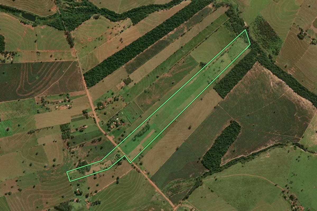 Imagem de satélite do imóvel rural em Santa Cruz de Monte Castelo (PR), com o contorno declarado no CAR desenhado por cima.