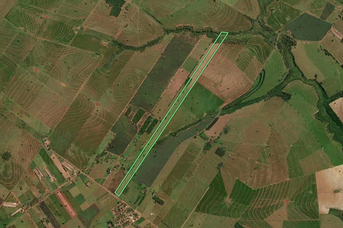 Imagem de satélite do imóvel rural em Santa Cruz de Monte Castelo (PR), com o contorno declarado no CAR desenhado por cima.