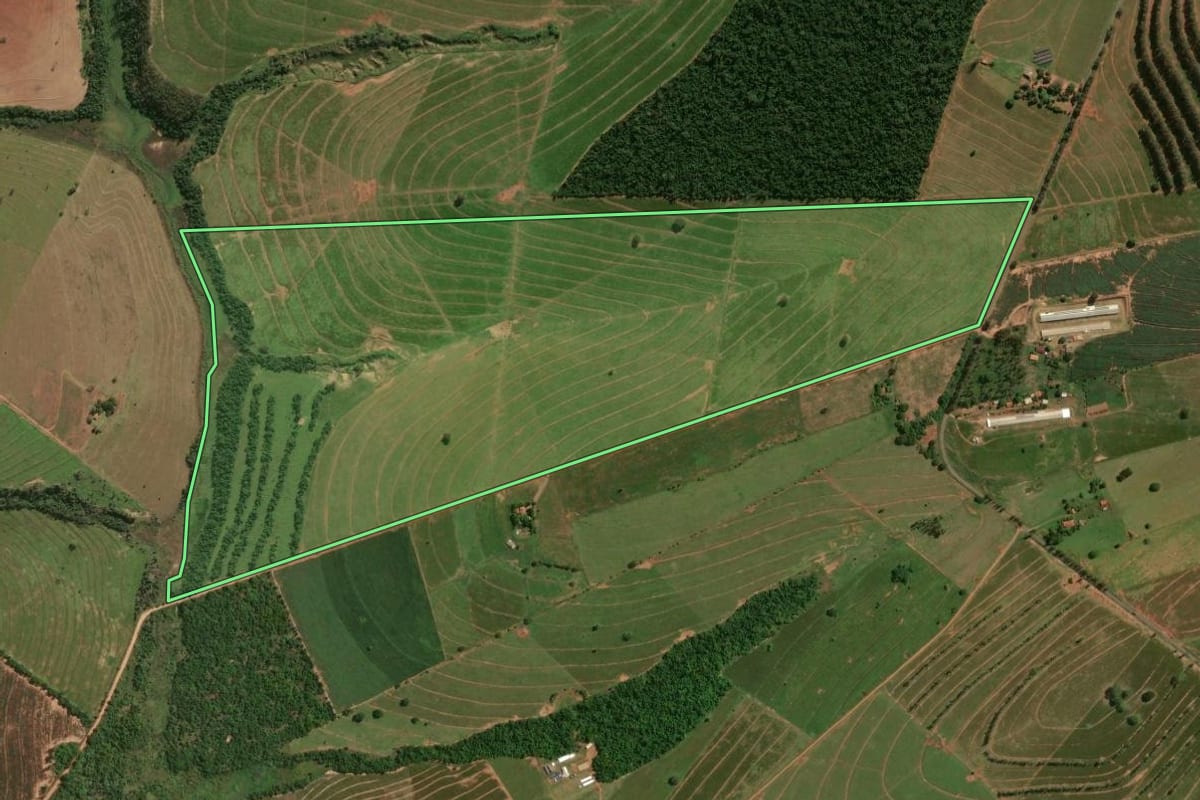 Imagem de satélite do imóvel rural em Santa Cruz de Monte Castelo (PR), com o contorno declarado no CAR desenhado por cima.