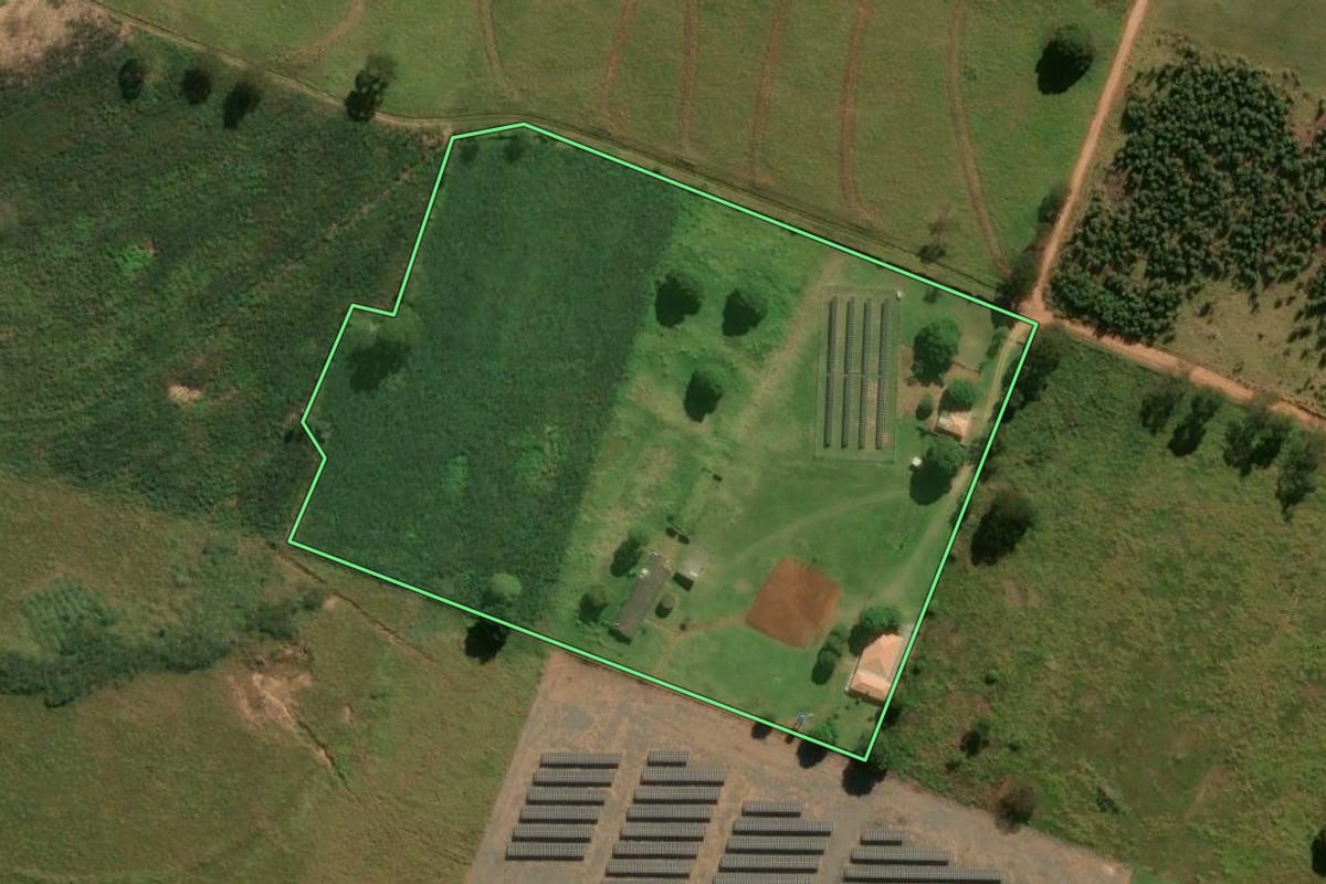 Imagem de satélite do imóvel rural em Santa Cruz de Monte Castelo (PR), com o contorno declarado no CAR desenhado por cima.