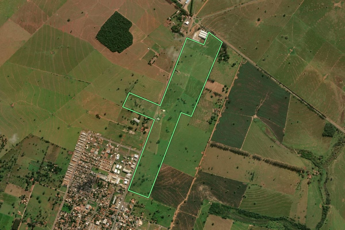 Imagem de satélite do imóvel rural em Santa Cruz de Monte Castelo (PR), com o contorno declarado no CAR desenhado por cima.