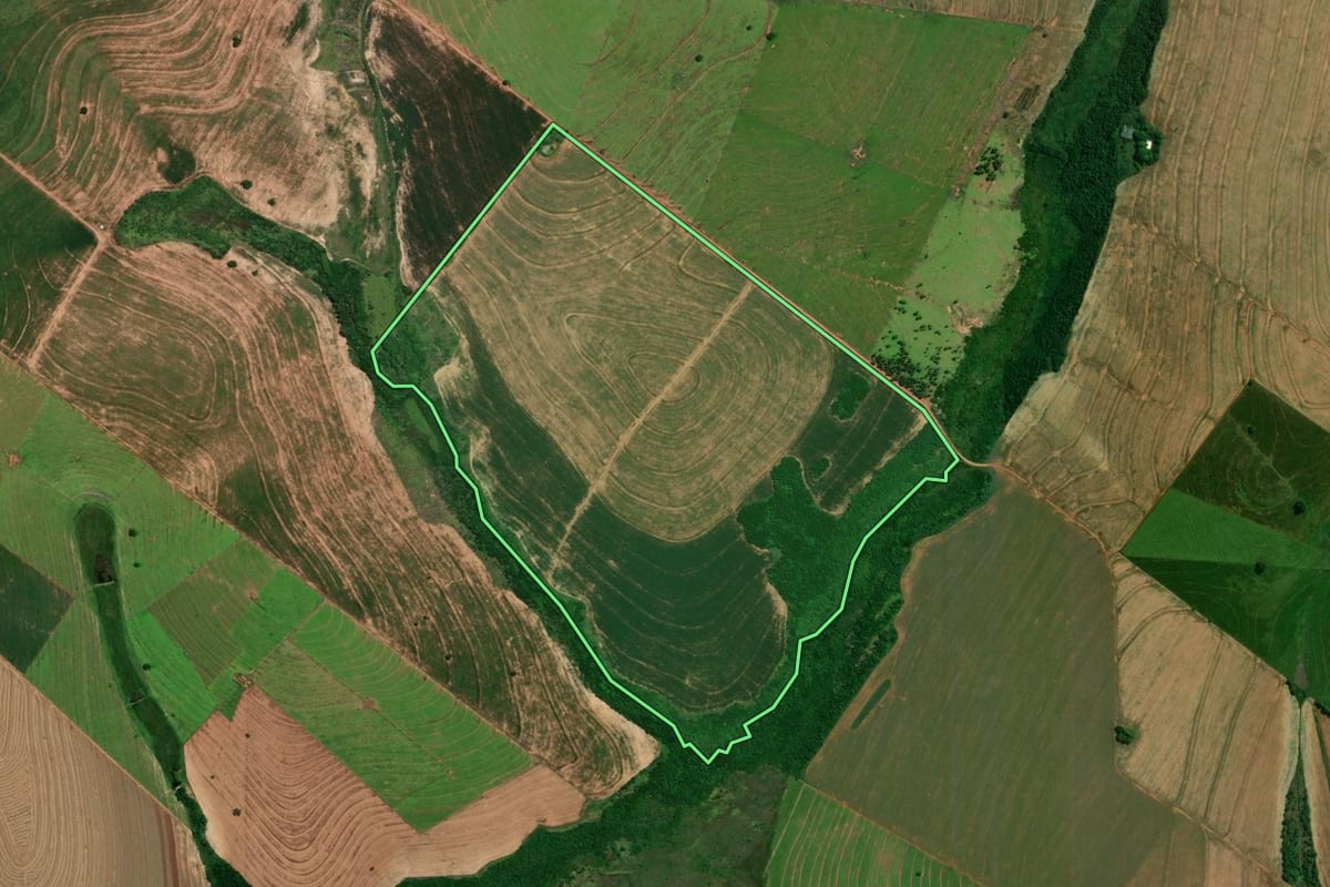 Imagem de satélite do imóvel rural em Santa Cruz de Monte Castelo (PR), com o contorno declarado no CAR desenhado por cima.