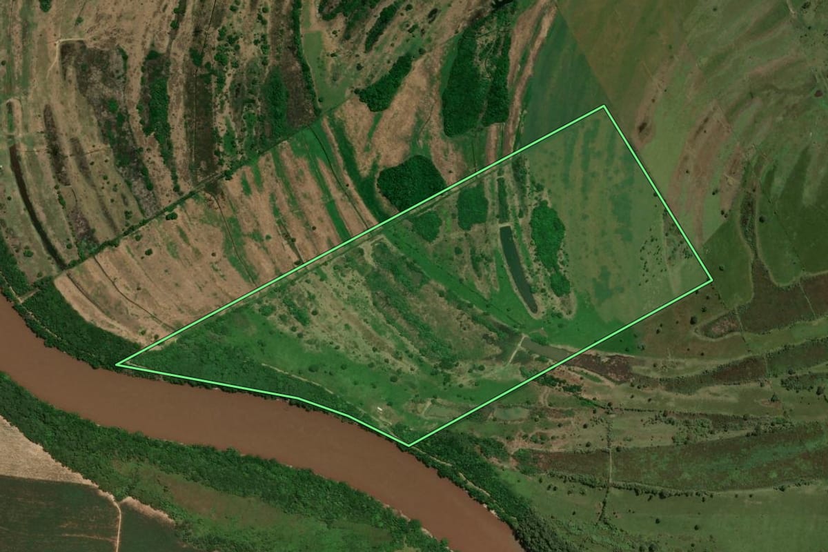 Imagem de satélite do imóvel rural em Santa Cruz de Monte Castelo (PR), com o contorno declarado no CAR desenhado por cima.