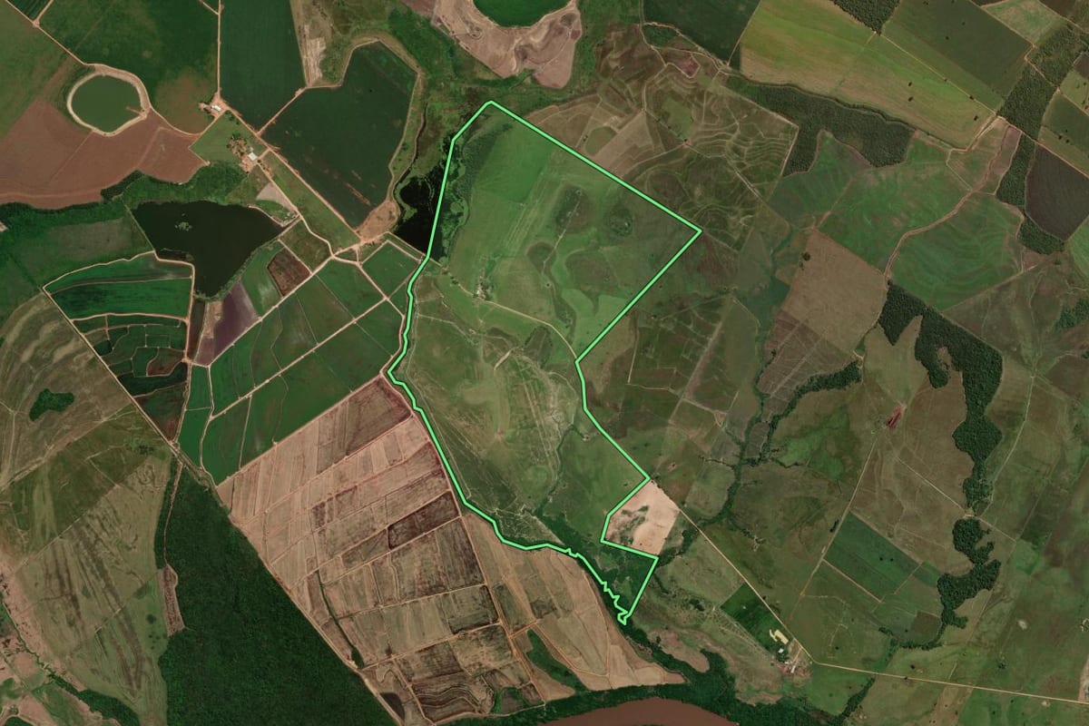Imagem de satélite do imóvel rural em Santa Cruz de Monte Castelo (PR), com o contorno declarado no CAR desenhado por cima.