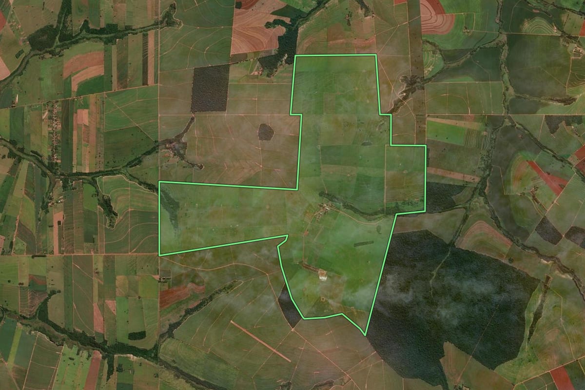 Imagem de satélite do imóvel rural em Santa Fé (PR), com o contorno declarado no CAR desenhado por cima.